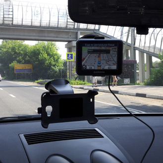Автомобильный навигатор Garmin Nuvi 30 оповещает о стационарных камерах